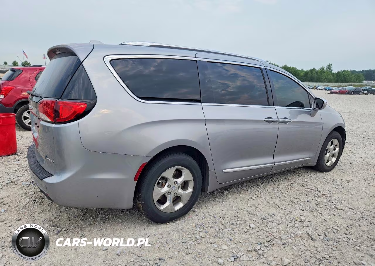 2018 Chrysler Pacifica Hybrid Limited VIN:2C4RC1N79JR230055 - 3