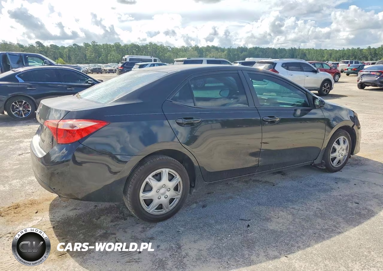 2018 Toyota Corolla Le VIN:5YFBURHE0JP848713 - 3