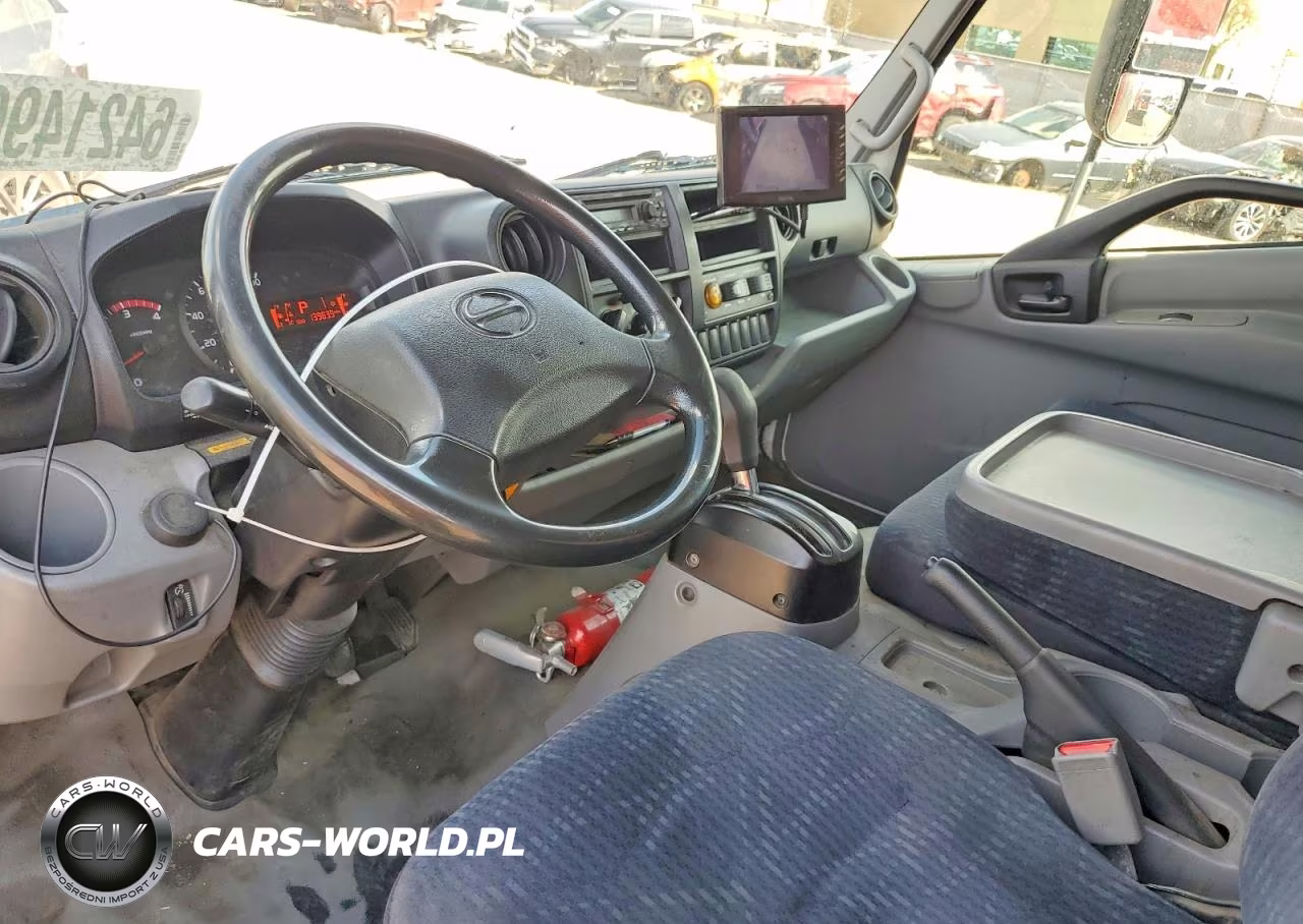 2018 Hino 195 Box Truck VIN:JHHSDM2H6JK006217 - 8