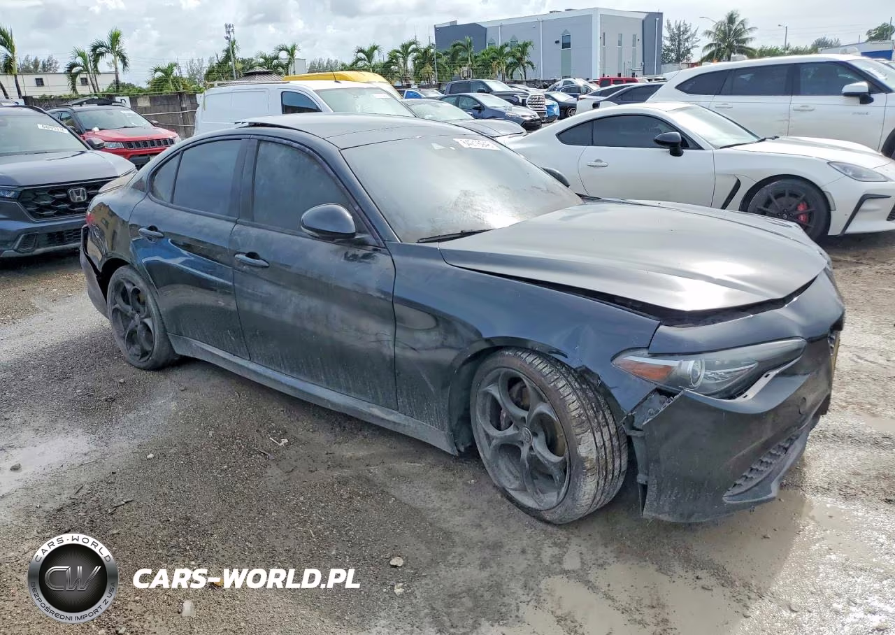 2017 Alfa Romeo Giulia Ti VIN:ZARFAECN2H7559683 - 4
