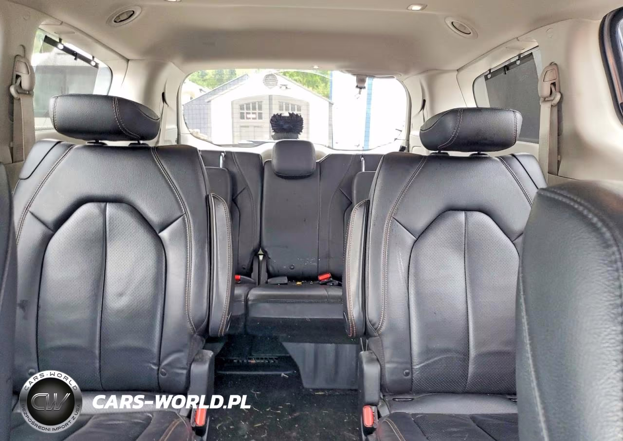 2020 Chrysler Pacifica Touring L Plus VIN:2C4RC1EG4LR203493 - 10