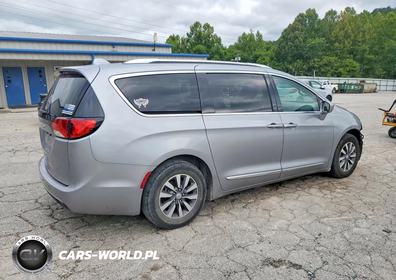 2020 Chrysler Pacifica Touring L Plus VIN:2C4RC1EG4LR203493 - 3