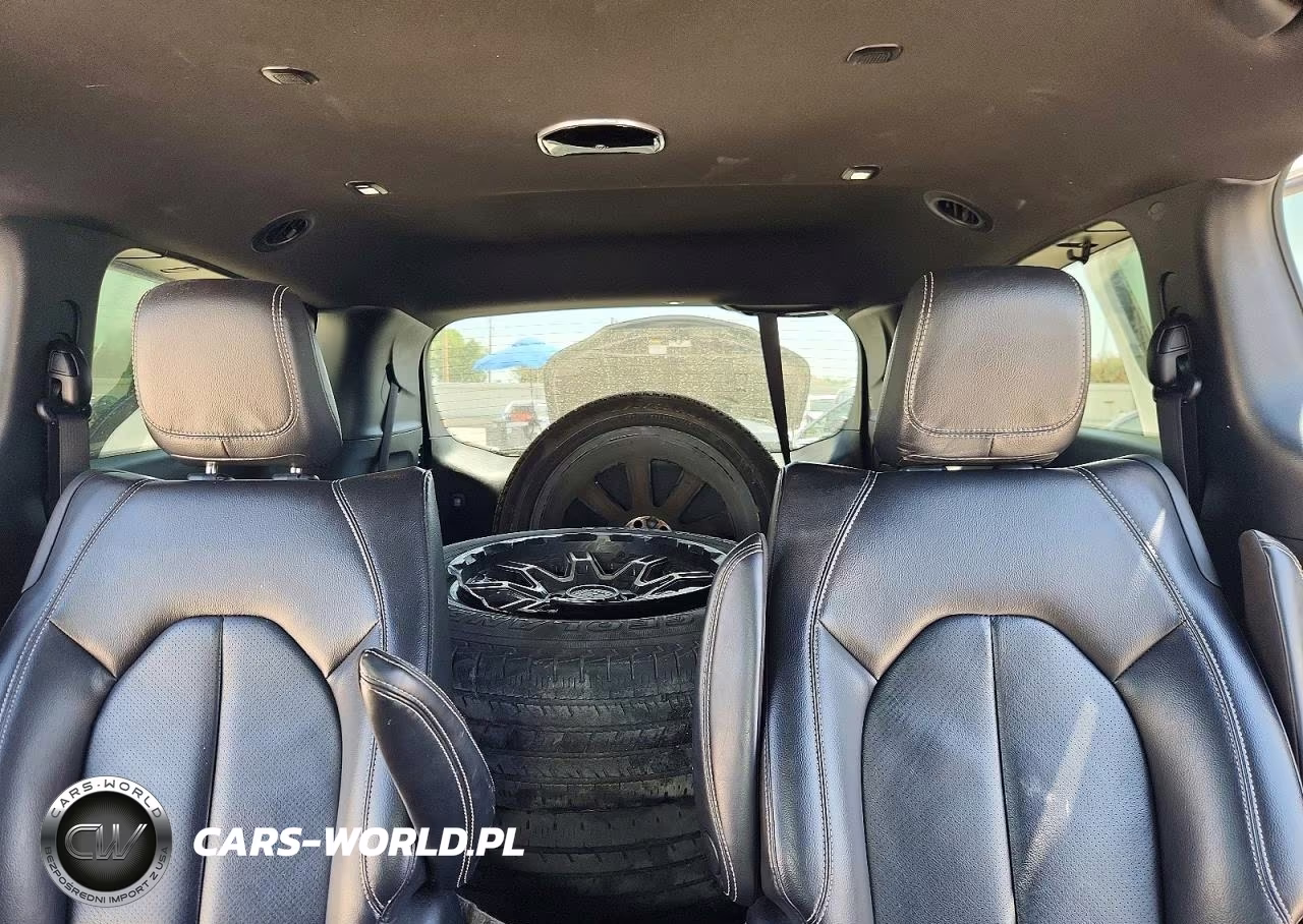 2022 Chrysler Pacifica Hybrid Touring L VIN:2C4RC1L77NR127323 - 10