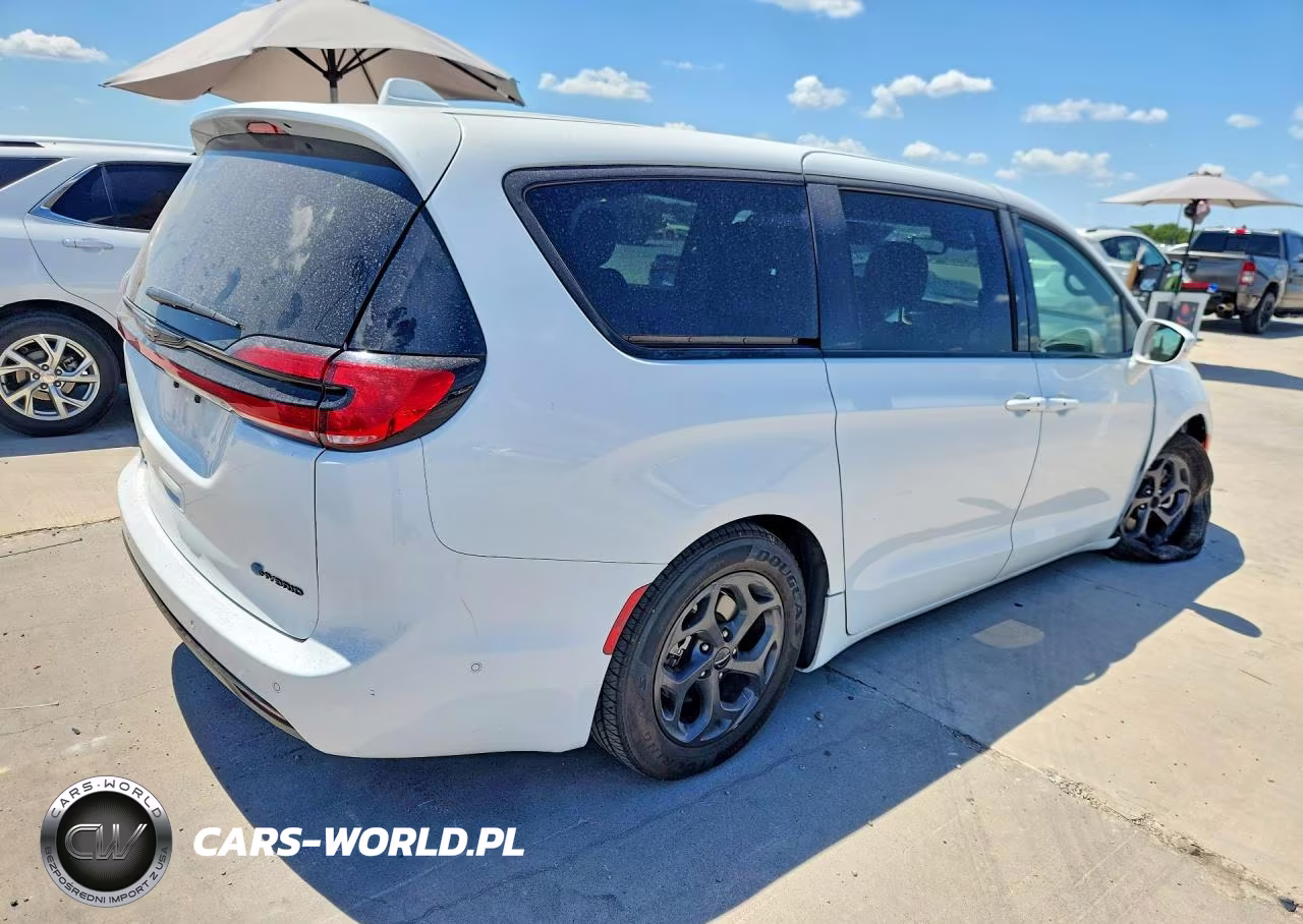 2022 Chrysler Pacifica Hybrid Touring L VIN:2C4RC1L77NR127323 - 3