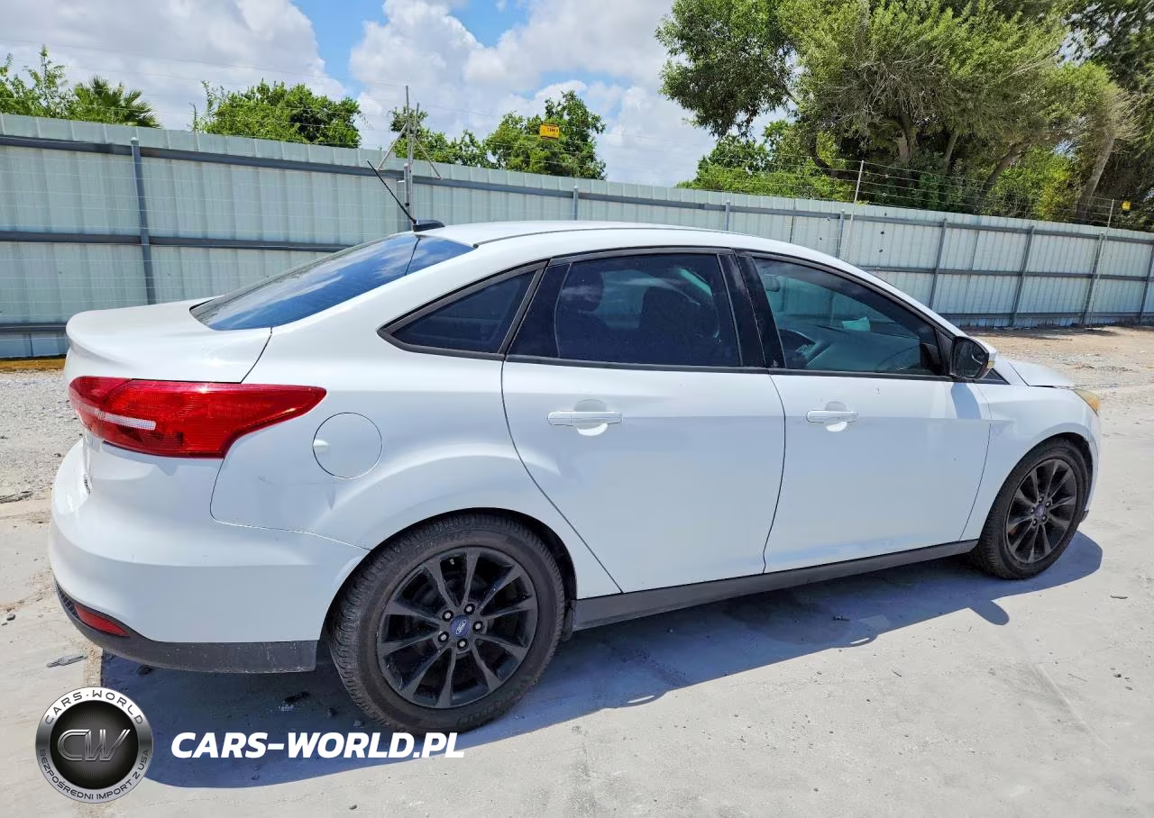 2015 Ford Focus Se VIN:1FADP3F24FL255321 - 3