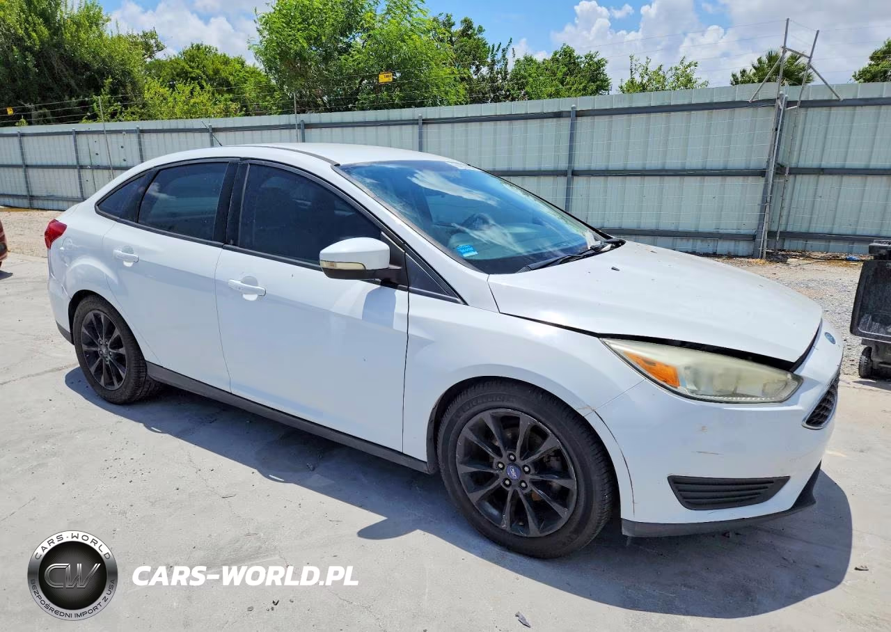 2015 Ford Focus Se VIN:1FADP3F24FL255321 - 4