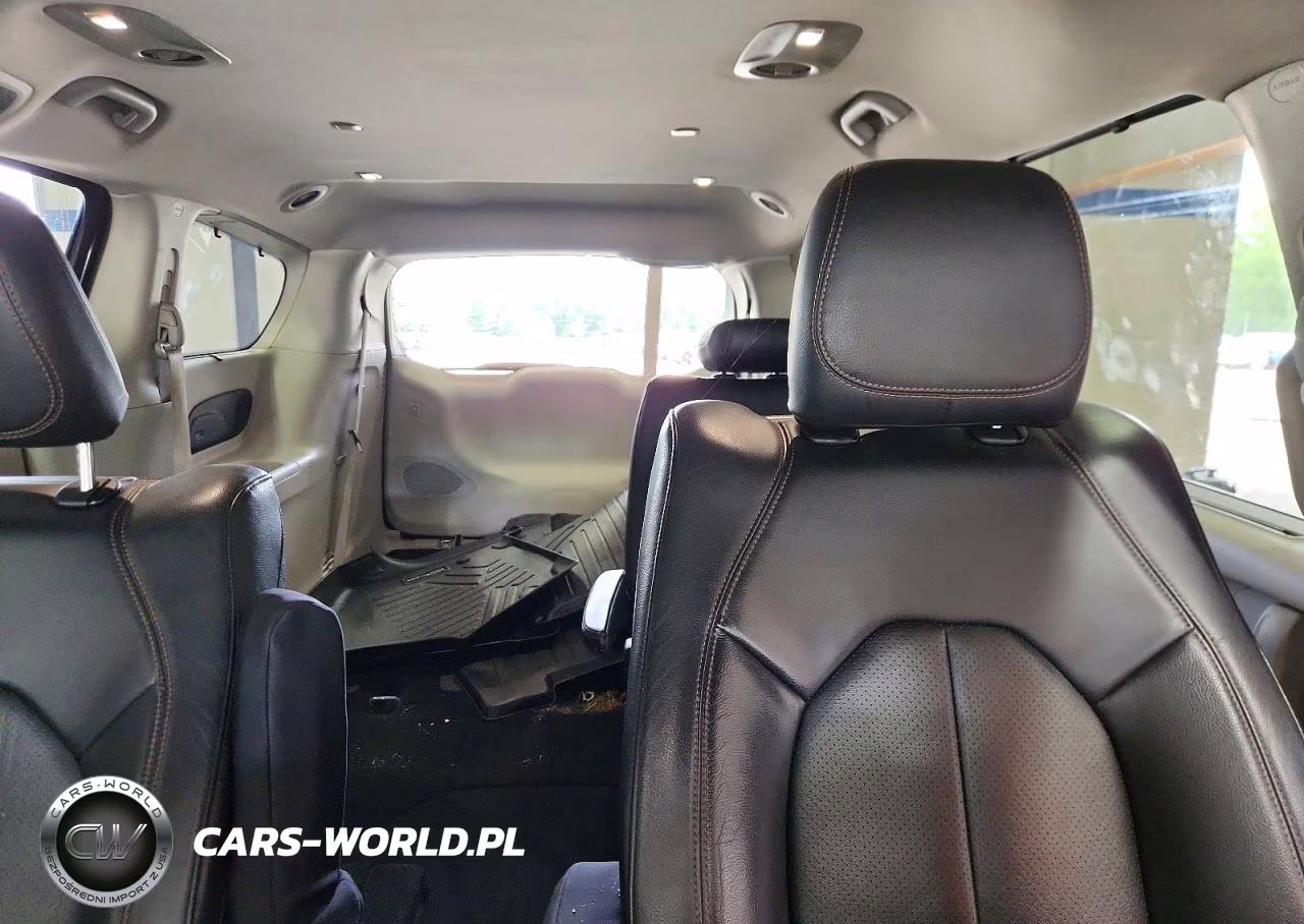 2020 Chrysler Pacifica Touring L Plus VIN:2C4RC1EG8LR102988 - 10