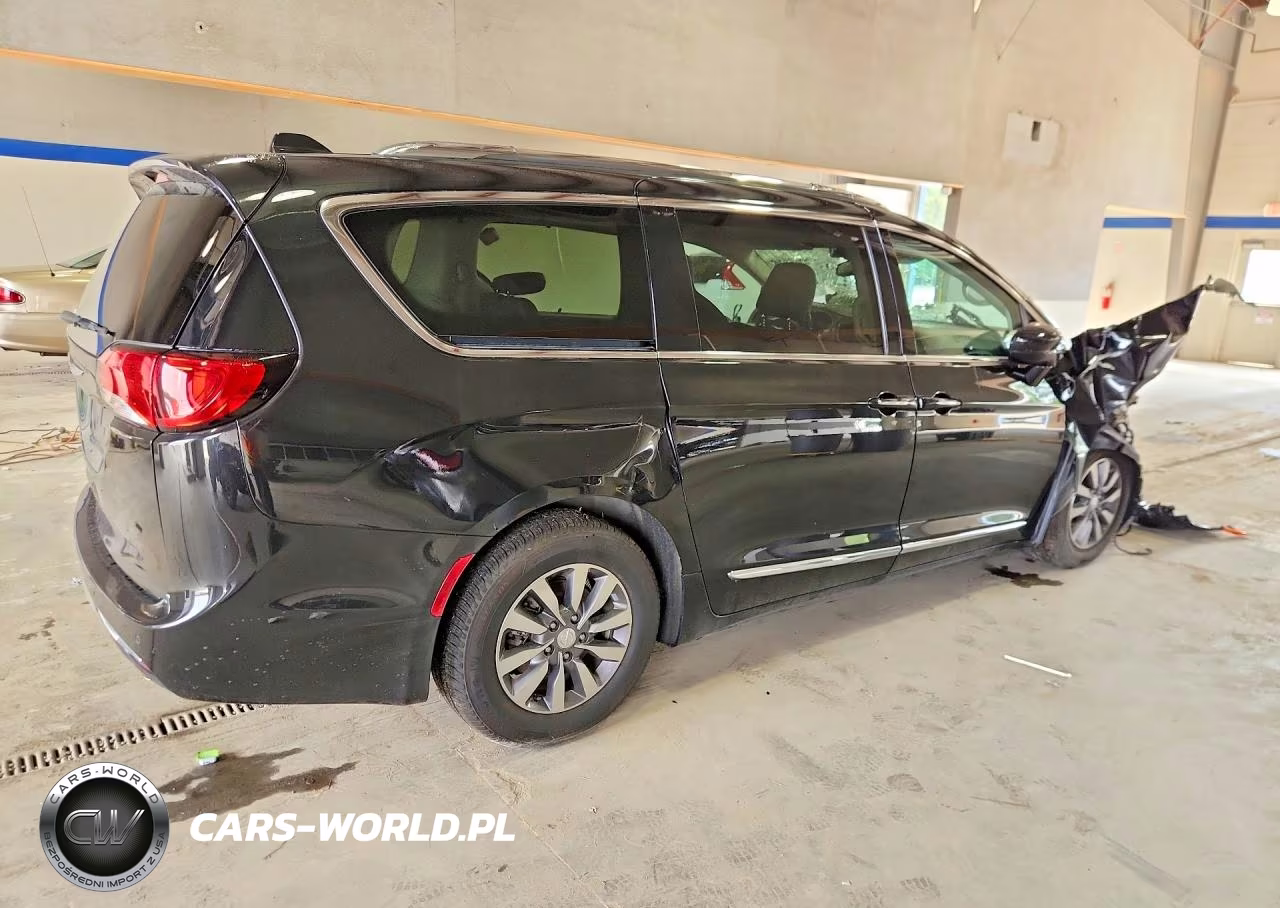 2020 Chrysler Pacifica Touring L Plus VIN:2C4RC1EG8LR102988 - 3