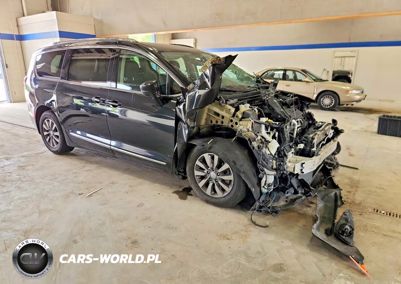 2020 Chrysler Pacifica Touring L Plus VIN:2C4RC1EG8LR102988 - 4