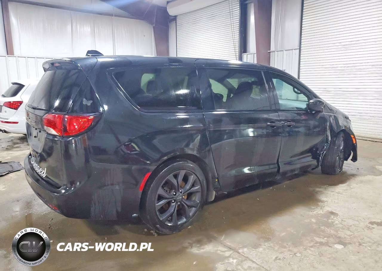 2020 Chrysler Pacifica Touring VIN:2C4RC1FG6LR110036 - 3