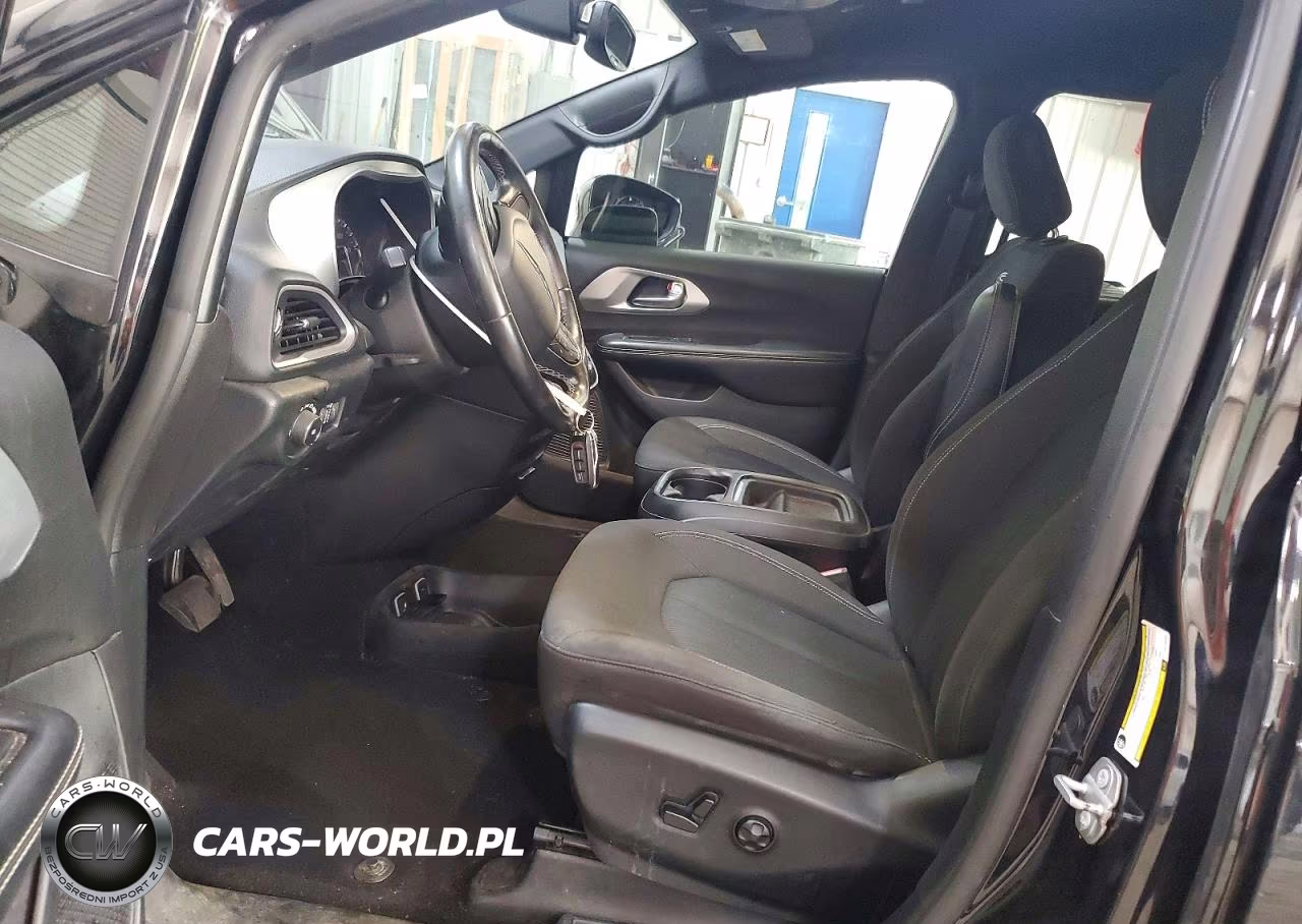 2020 Chrysler Pacifica Touring VIN:2C4RC1FG6LR110036 - 7