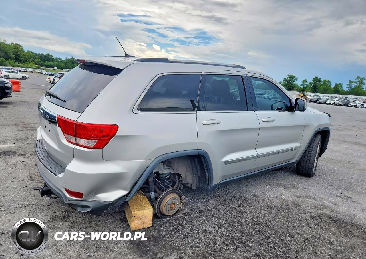 2013 Jeep Grand Cherokee Laredo VIN:1C4RJFAG8DC582078 - 3