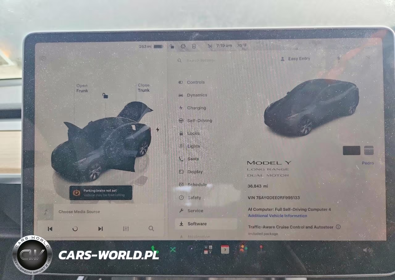 2024 Tesla Model Y VIN:7SAYGDEE0RF995133 - 9