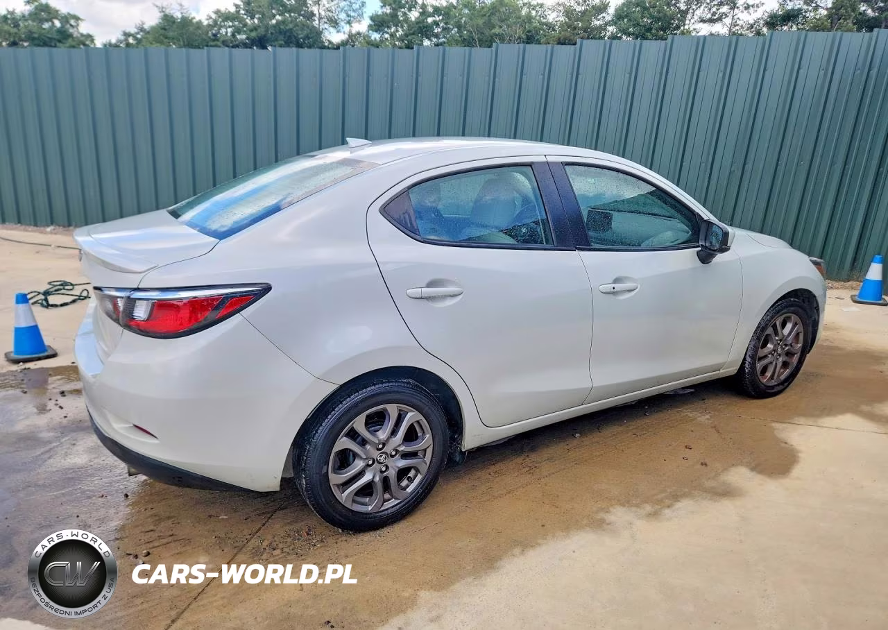 2020 Toyota Yaris Le VIN:3MYDLBYV1LY715806 - 3