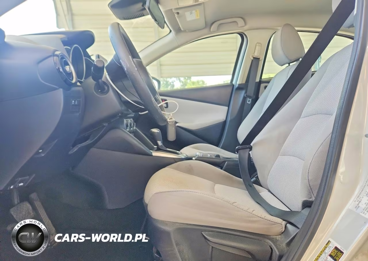 2020 Toyota Yaris Le VIN:3MYDLBYV1LY715806 - 7