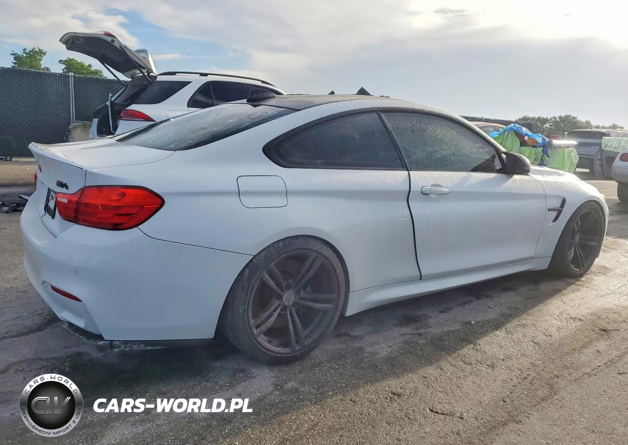 2015 BMW M4 VIN:WBS3R9C57FK330383 - 3