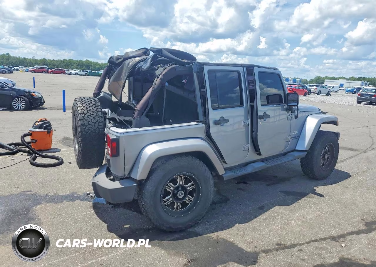 2015 Jeep Wrangler Unlimited Sahara VIN:1C4BJWEG0FL537960 - 3