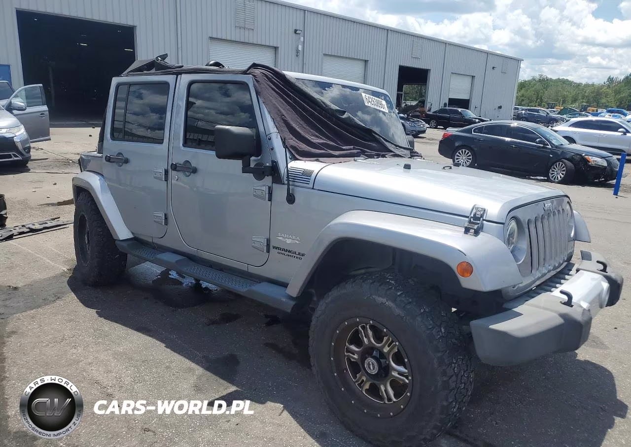 2015 Jeep Wrangler Unlimited Sahara VIN:1C4BJWEG0FL537960 - 4