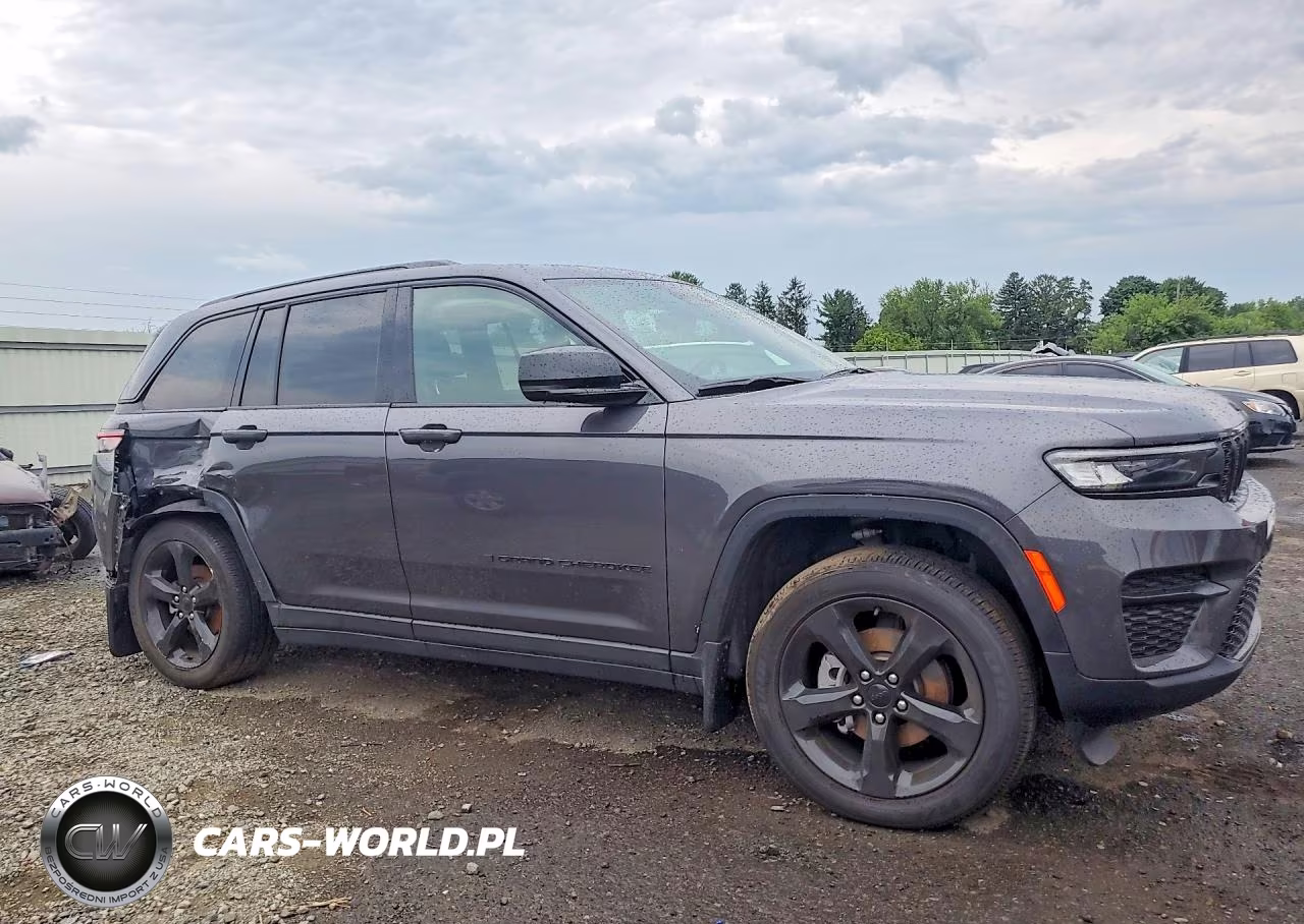 2025 Jeep Grand Cherokee Laredo VIN:1C4RJHAG2S8742886 - 4