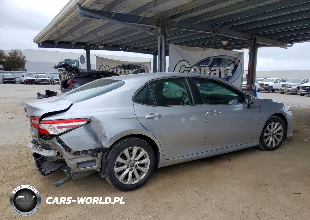 2018 Toyota Camry Le VIN:4T1B11HK4JU563558 - 3