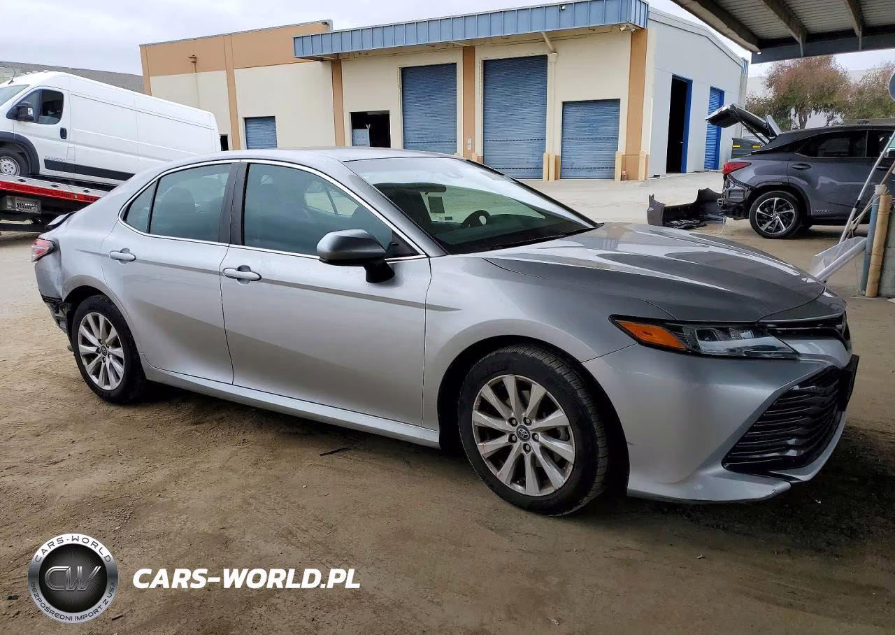 2018 Toyota Camry Le VIN:4T1B11HK4JU563558 - 4