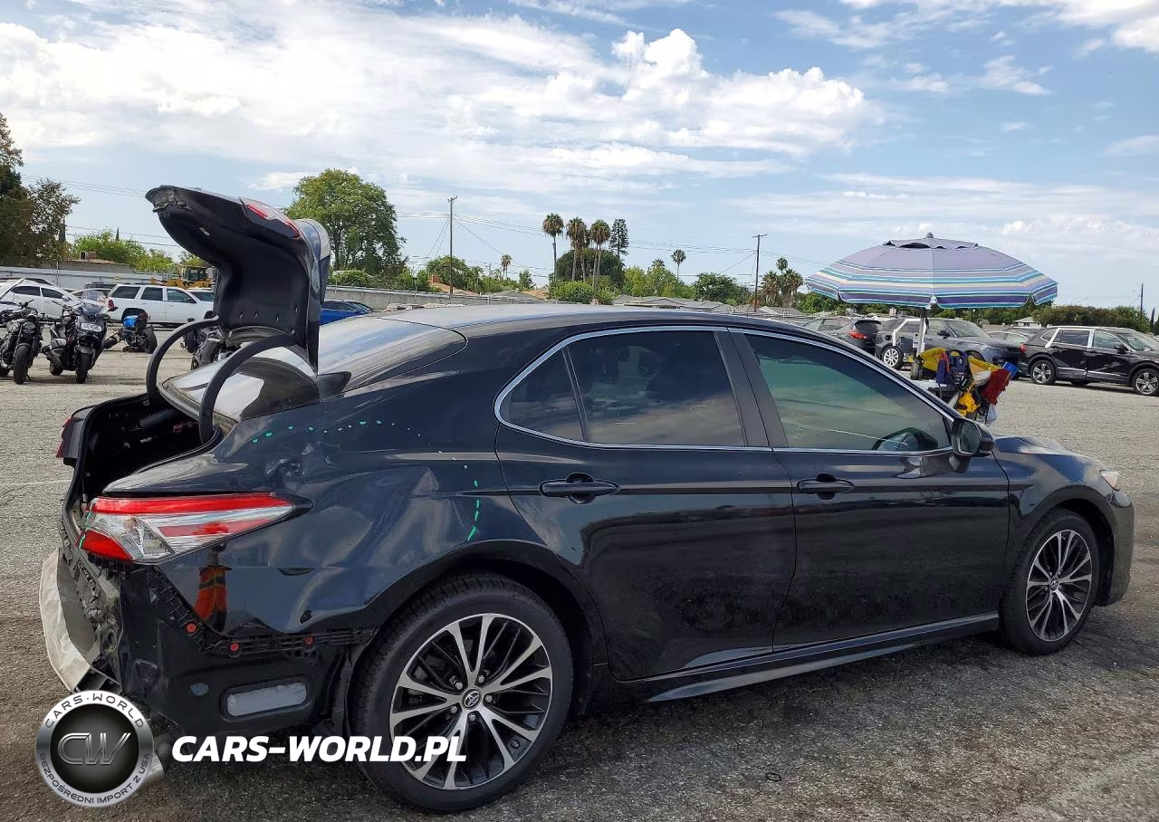 2018 Toyota Camry Se VIN:4T1B11HK4JU103669 - 3
