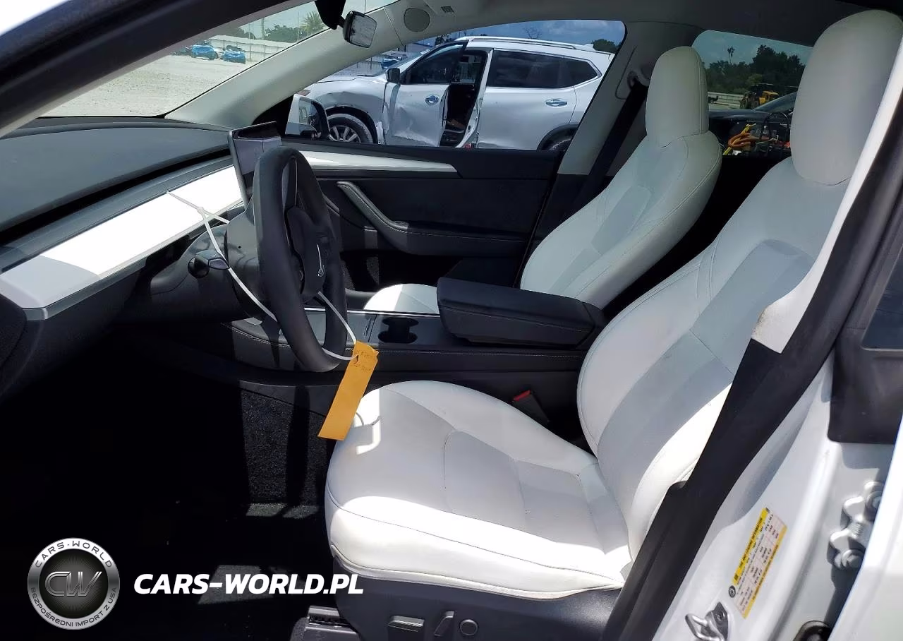2024 Tesla Model Y VIN:7SAYGDEE8RA240261 - 7
