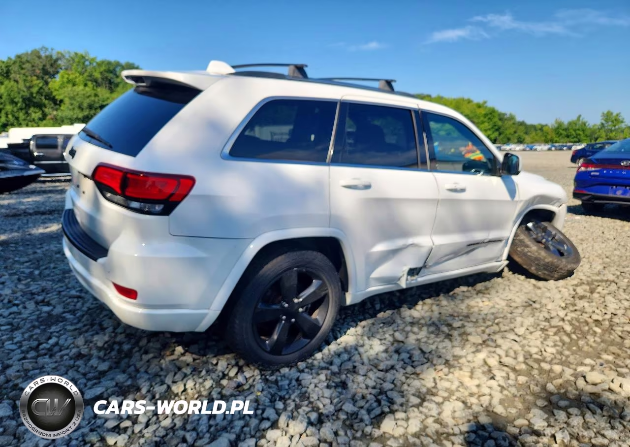 2015 Jeep Grand Cherokee Laredo VIN:1C4RJFAG1FC918298 - 3