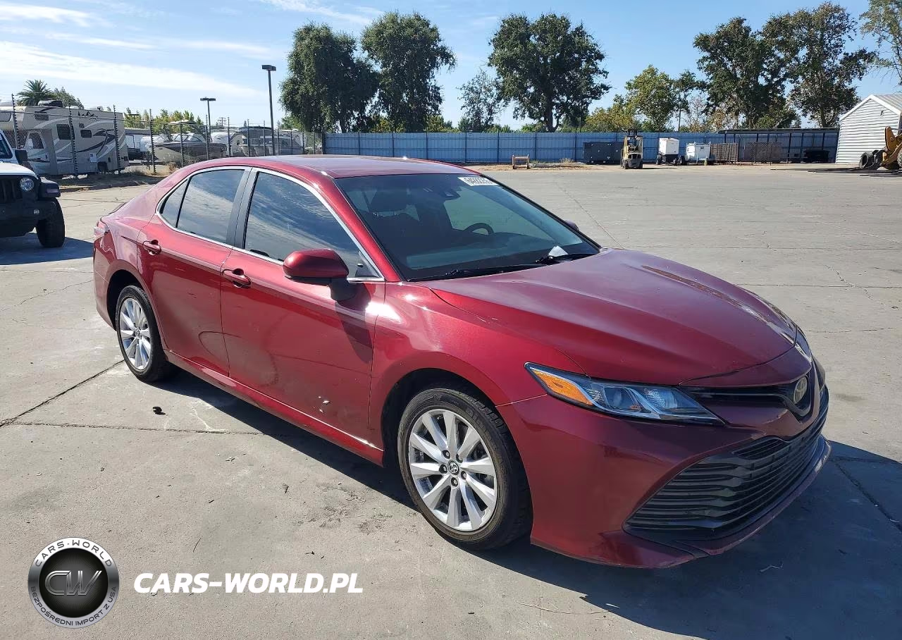 2018 Toyota Camry Le VIN:4T1B11HK6JU579101 - 4