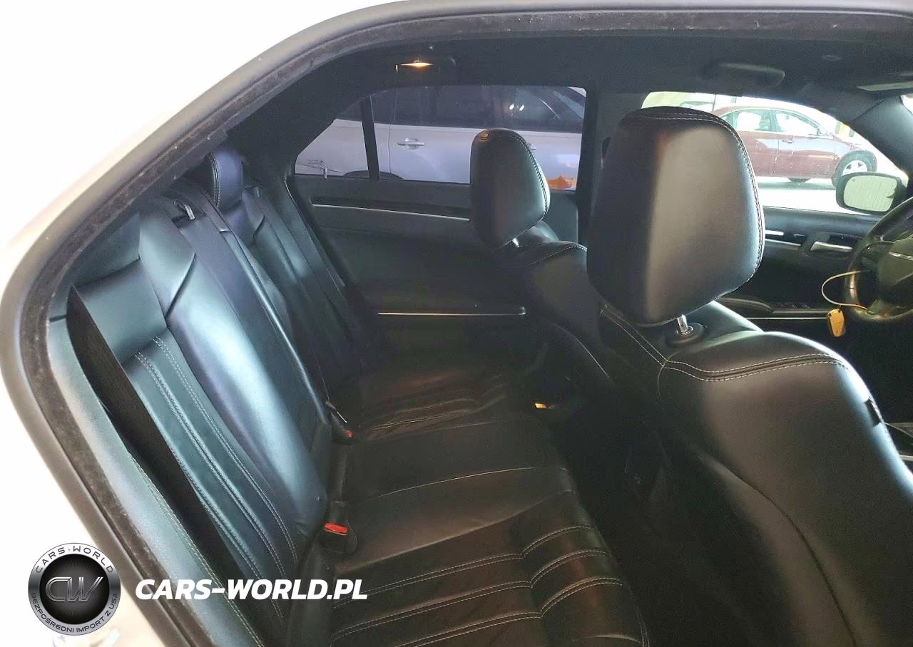 2018 Chrysler 300 S VIN:2C3CCAGG2JH141392 - 10