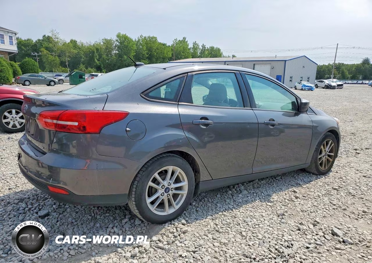 2018 Ford Focus Se VIN:1FADP3F21JL252921 - 3