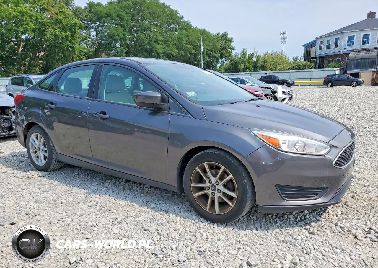 2018 Ford Focus Se VIN:1FADP3F21JL252921 - 4