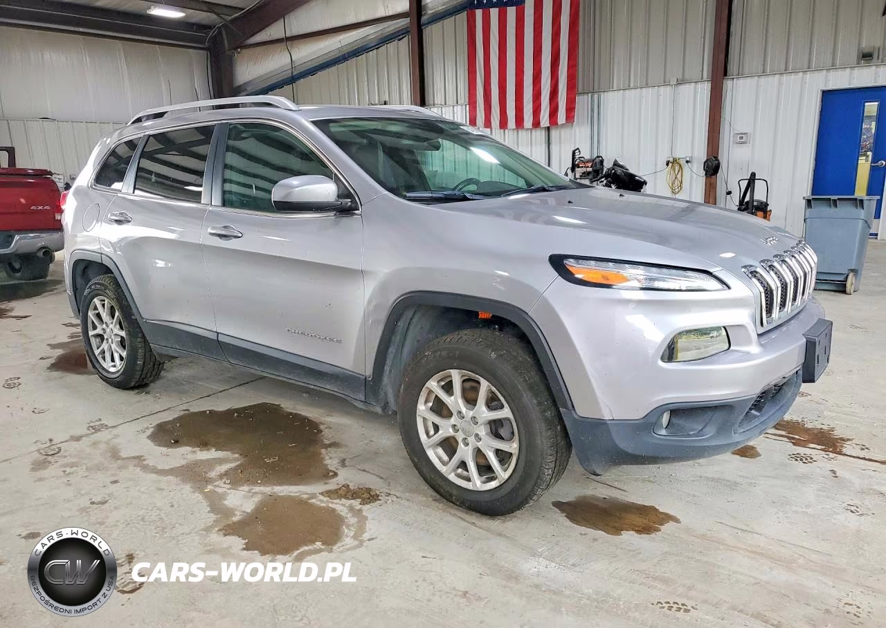 2017 Jeep Cherokee Latitude VIN:1C4PJMCS3HW612332 - 4