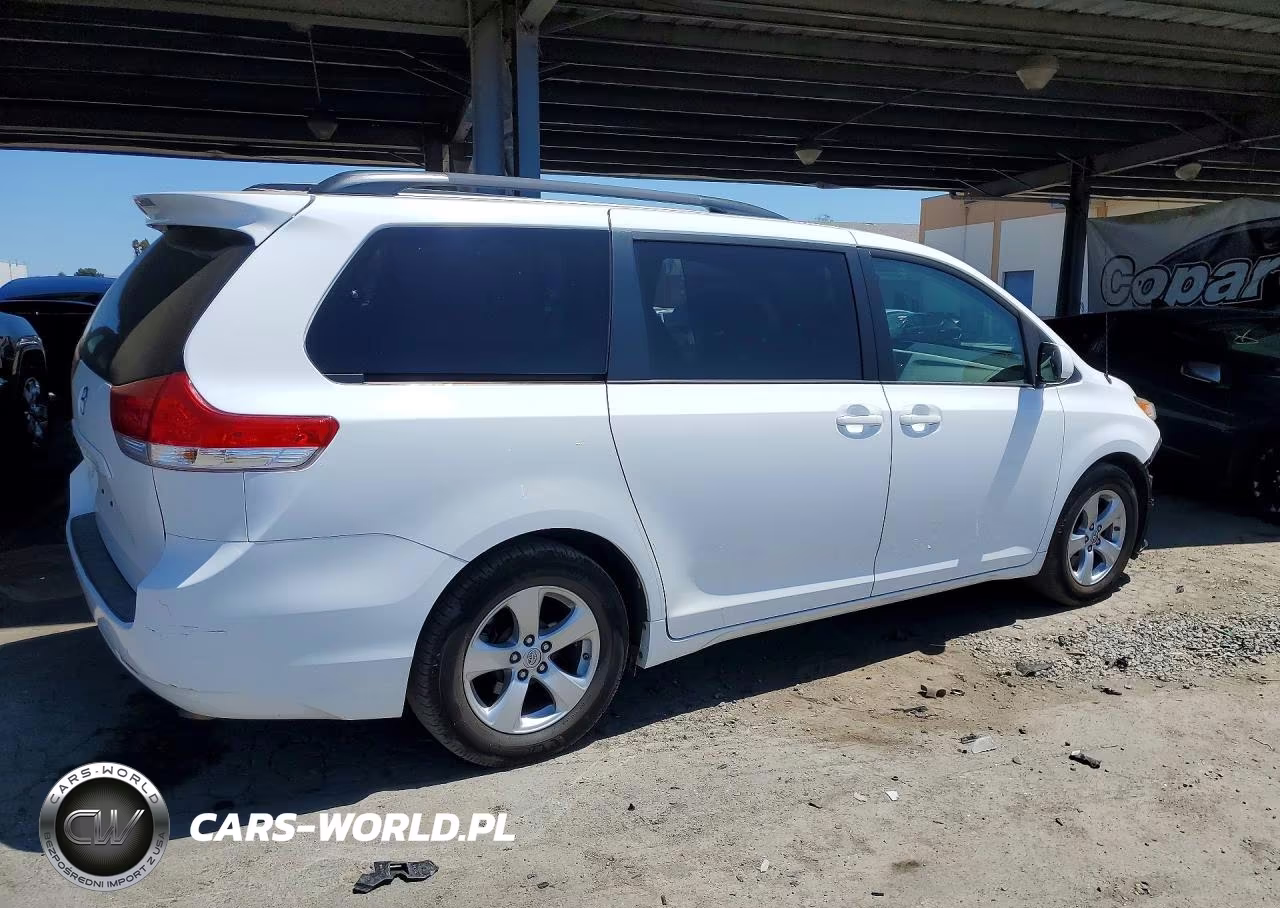 2014 Toyota Sienna Le VIN:5TDKK3DC2ES511111 - 3