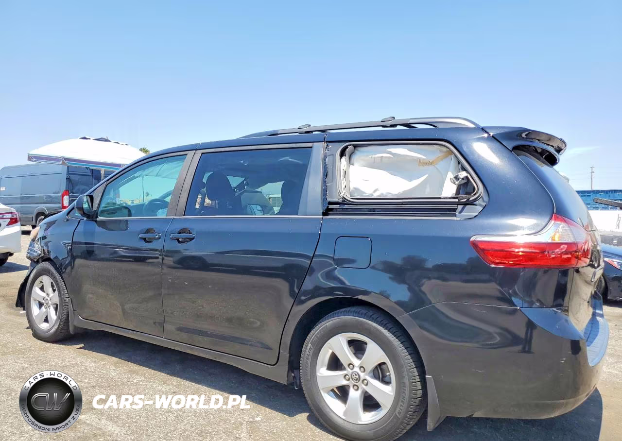 2018 Toyota Sienna Le VIN:5TDKZ3DC2JS946510 - 2