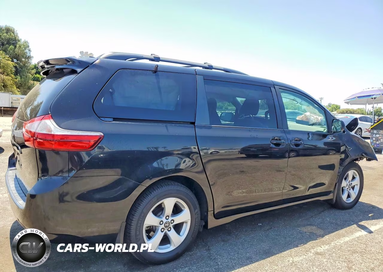 2018 Toyota Sienna Le VIN:5TDKZ3DC2JS946510 - 3