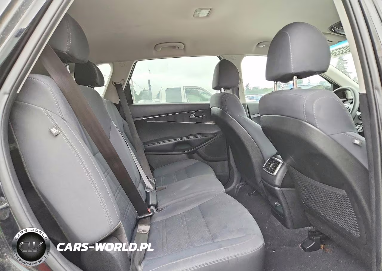 2018 Kia Sorento L VIN:5XYPG4A35JG411139 - 11