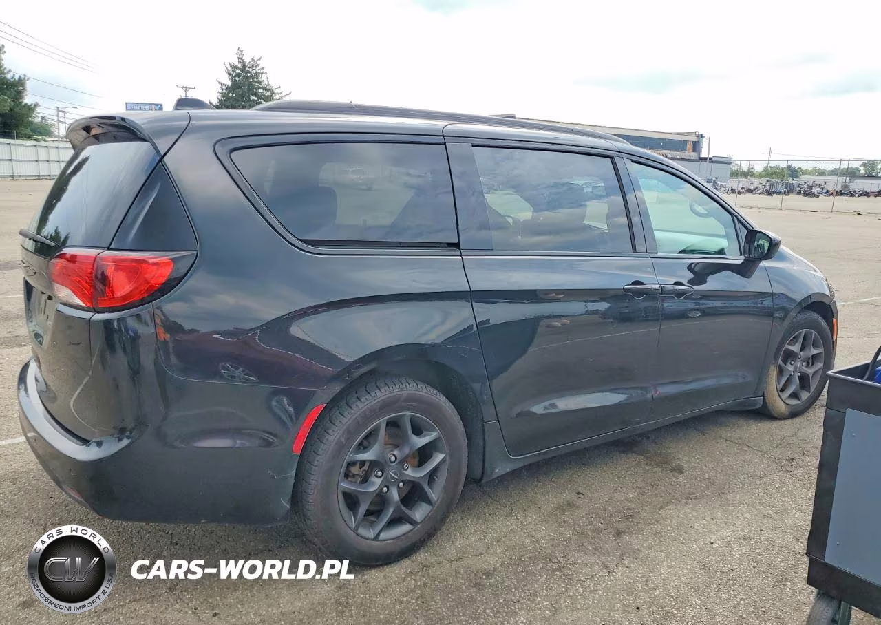 2019 Chrysler Pacifica Touring L Plus VIN:2C4RC1EG9KR699034 - 3