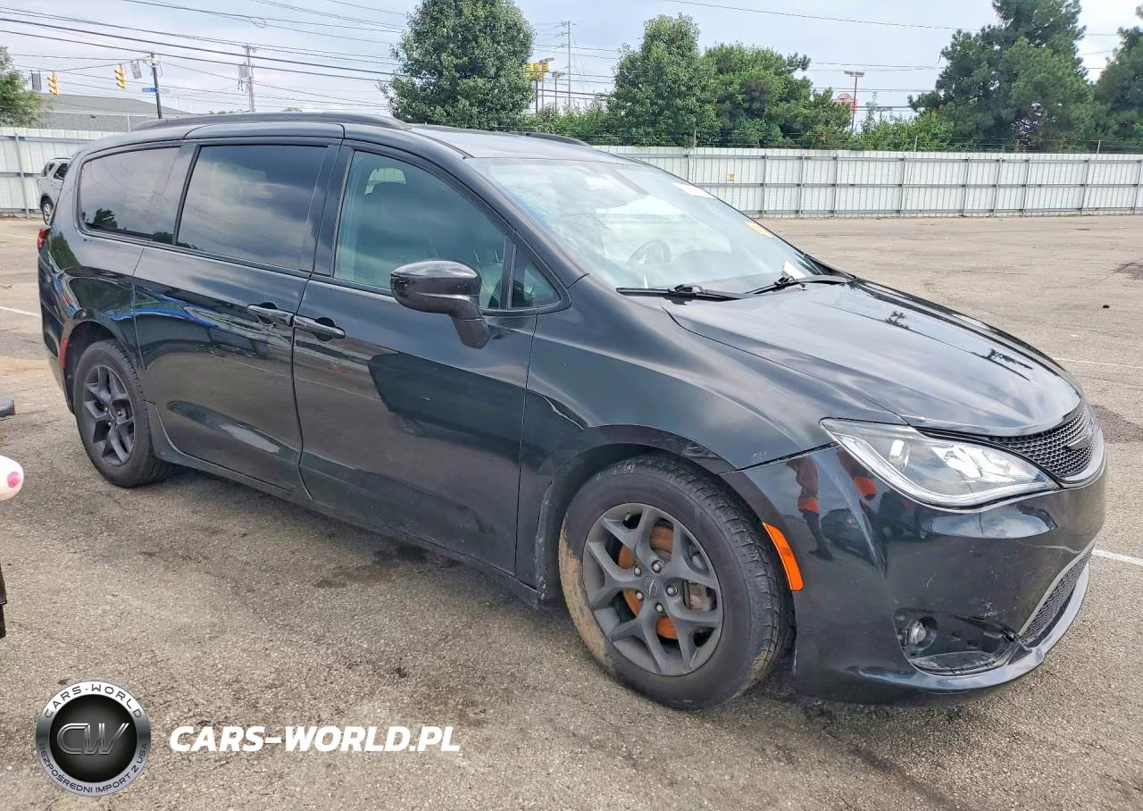 2019 Chrysler Pacifica Touring L Plus VIN:2C4RC1EG9KR699034 - 4