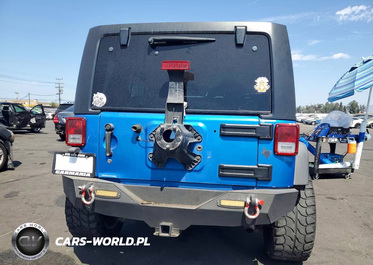 2015 Jeep Wrangler Unlimited Sport VIN:1C4BJWDG9FL570506 - 6