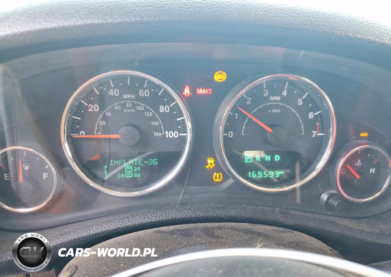 2015 Jeep Wrangler Unlimited Sport VIN:1C4BJWDG9FL570506 - 9