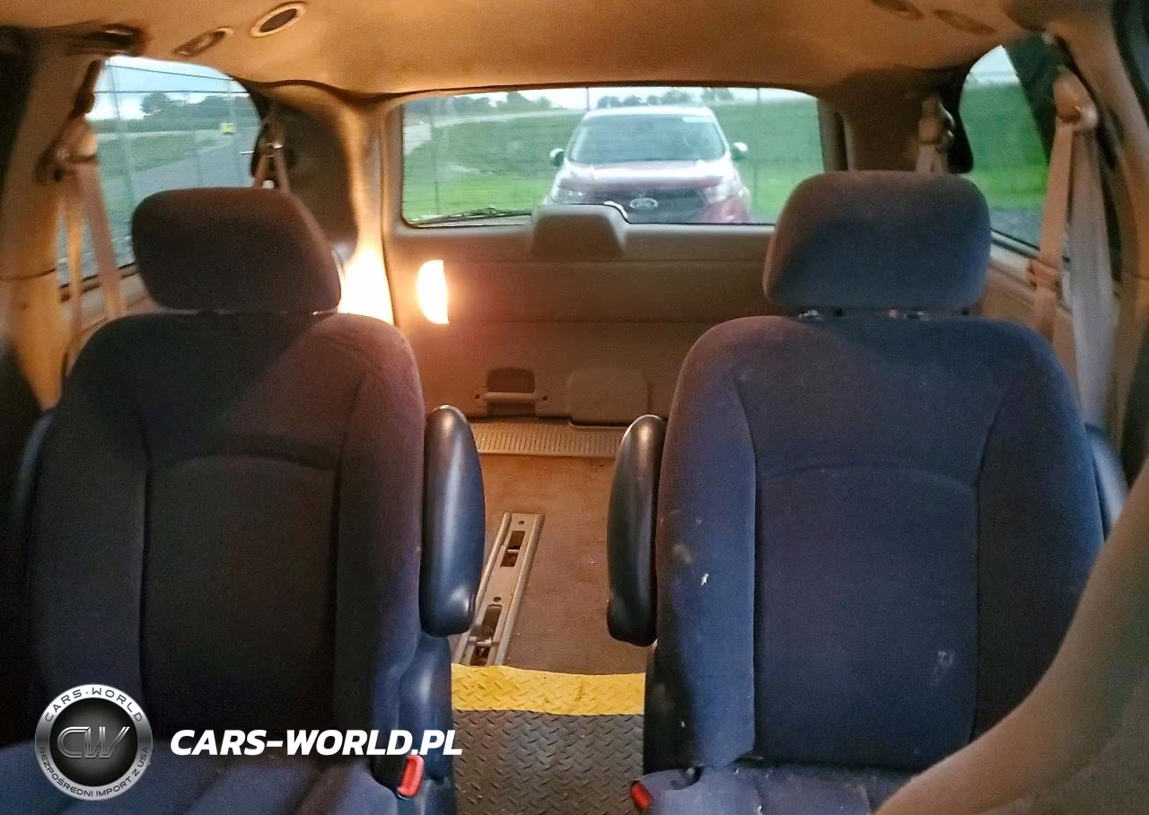 2003 Chrysler Town & Country VIN:2C4GP24R13R295358 - 10