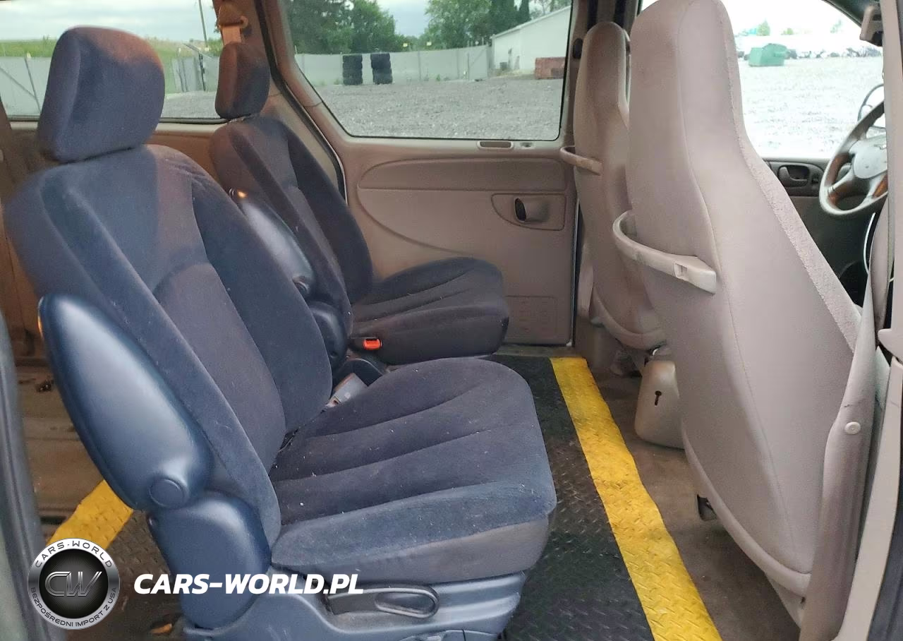 2003 Chrysler Town & Country VIN:2C4GP24R13R295358 - 11