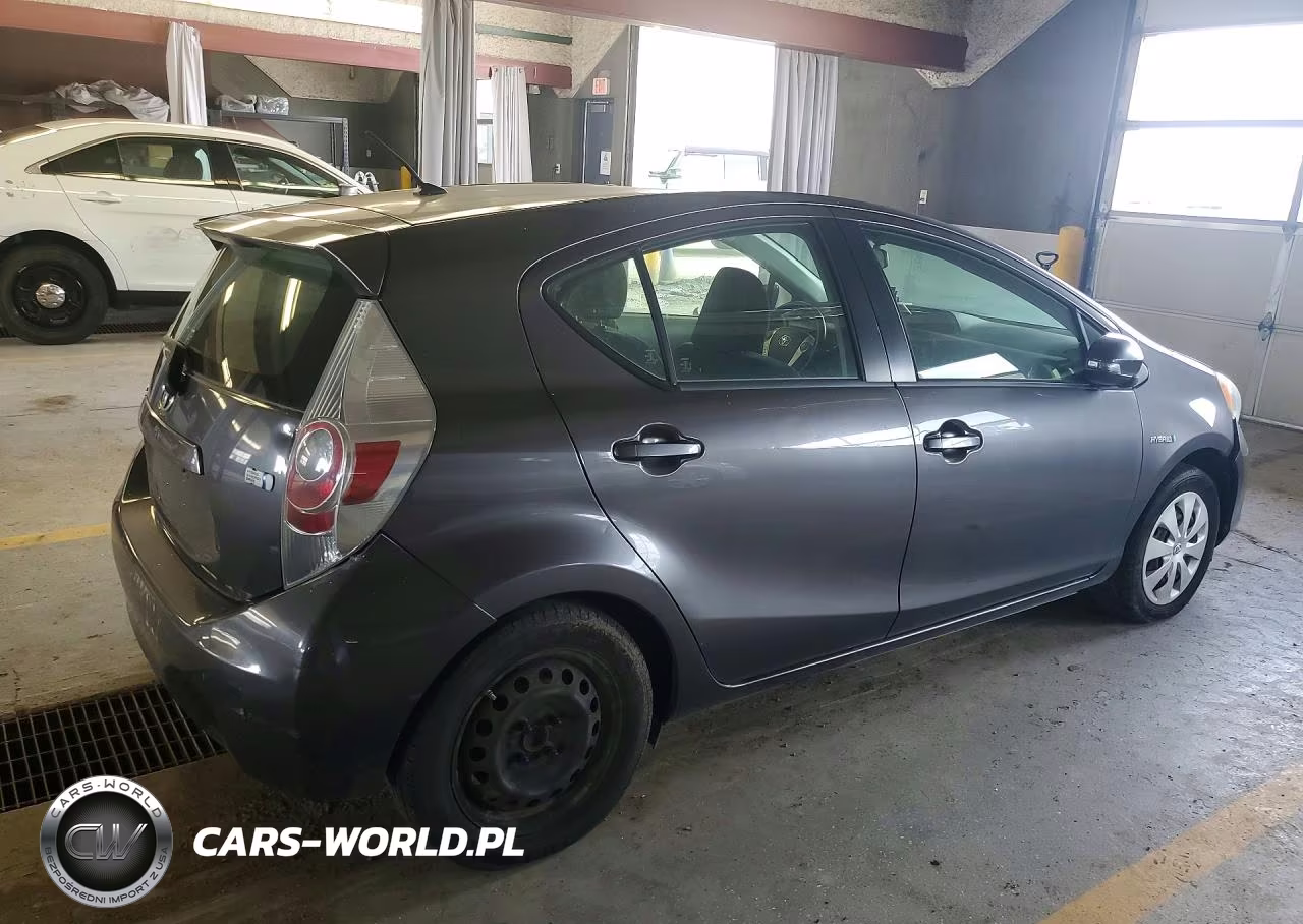 2014 Toyota Prius C Two VIN:JTDKDTB33E1573093 - 3