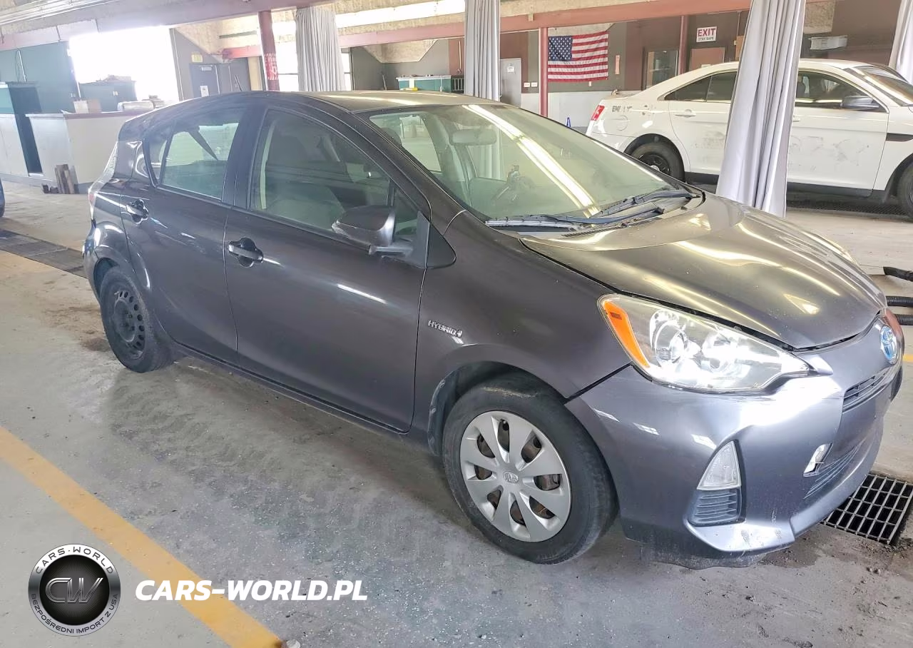 2014 Toyota Prius C Two VIN:JTDKDTB33E1573093 - 4