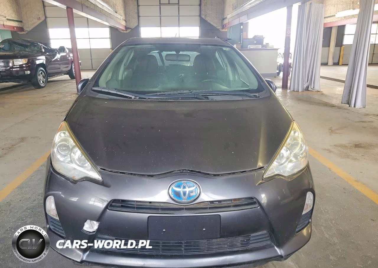 2014 Toyota Prius C Two VIN:JTDKDTB33E1573093 - 5