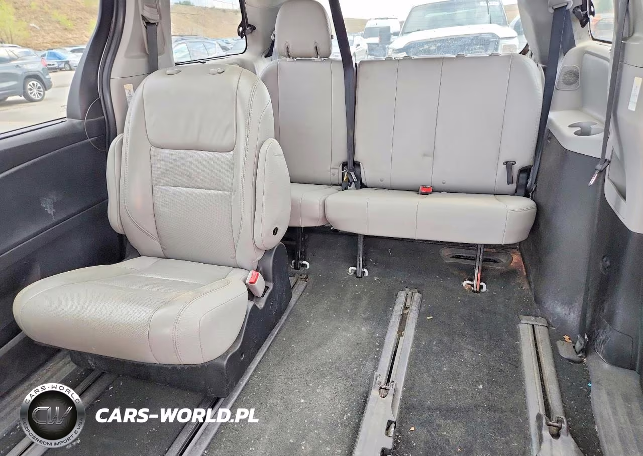 2016 Toyota Sienna Limited Premium 7-Passenger VIN:5TDDK3DC7GS136747 - 10