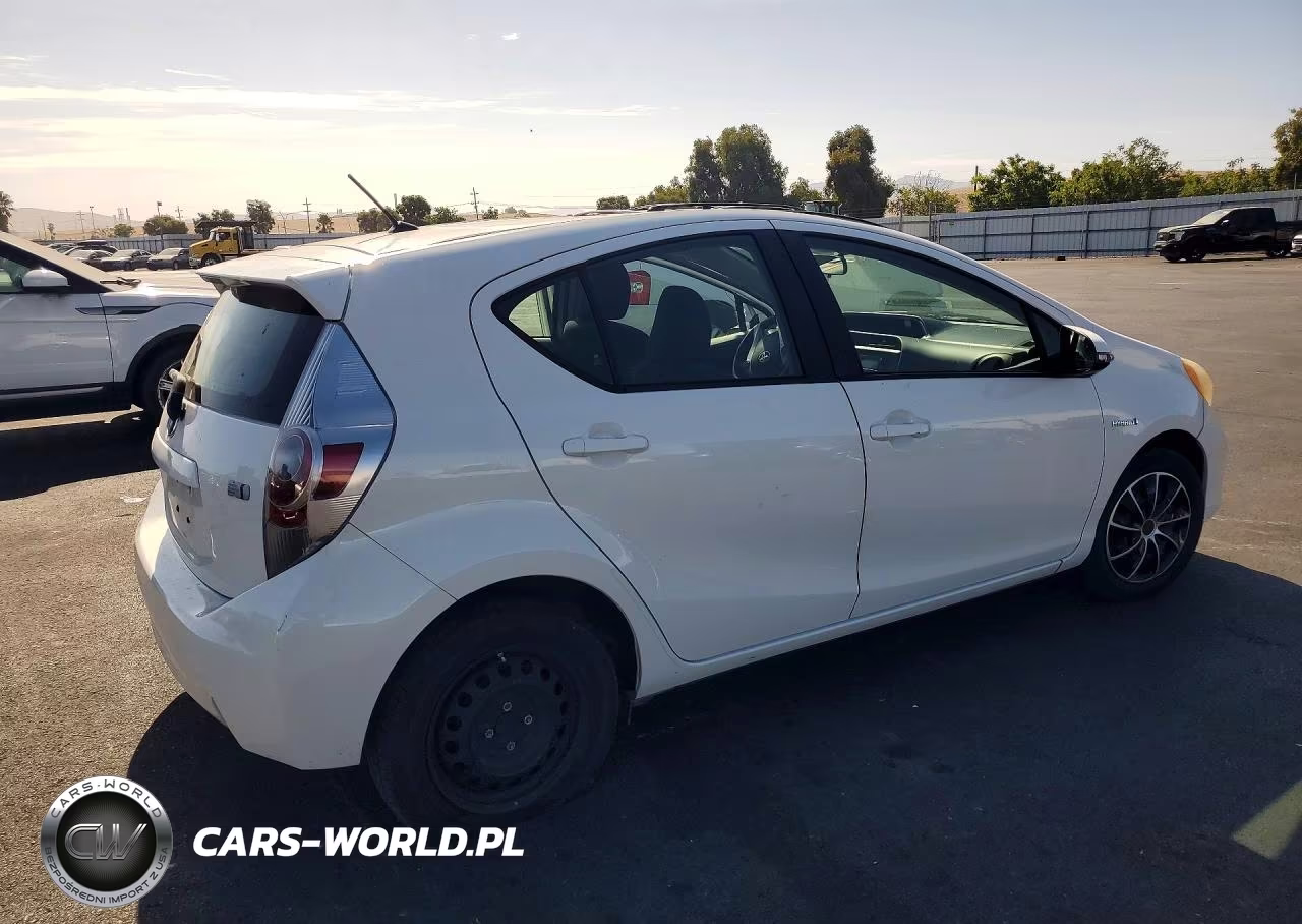 2013 Toyota Prius C VIN:JTDKDTB35D1550879 - 3