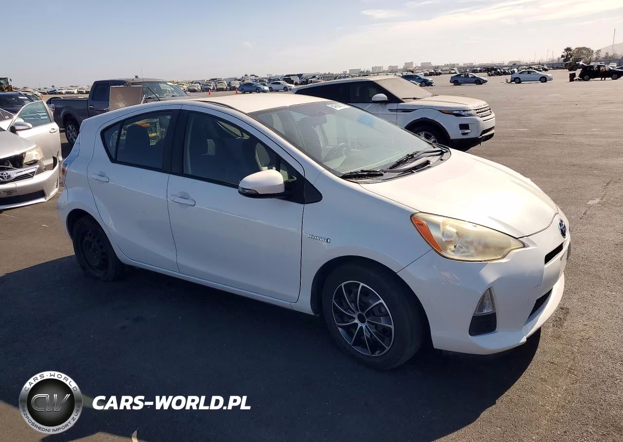 2013 Toyota Prius C VIN:JTDKDTB35D1550879 - 4