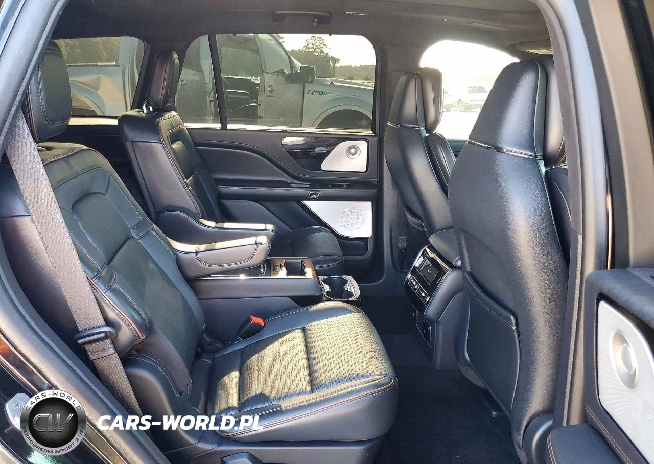 2025 Lincoln Aviator Black Label VIN:5LM5J9XC4SGL02773 - 11
